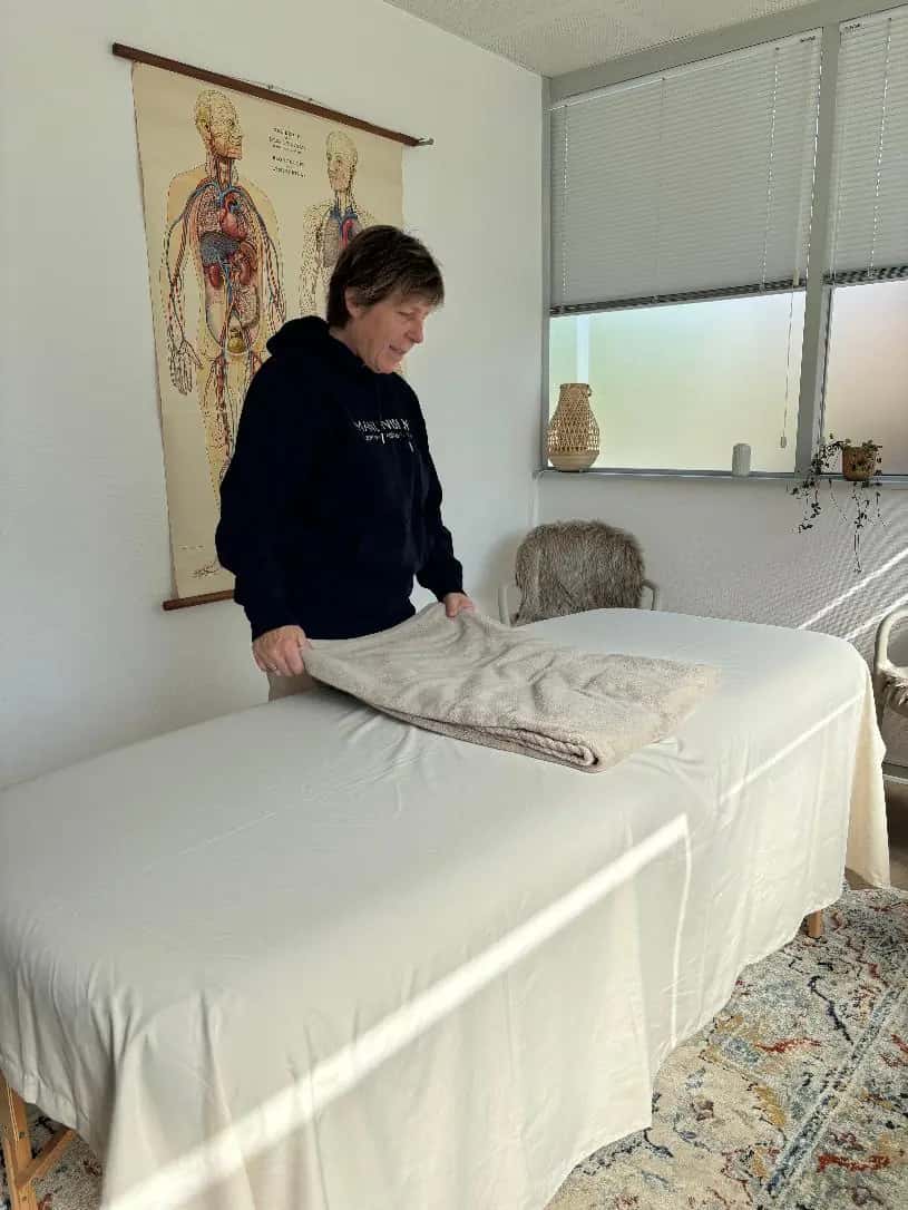 Uldtæppe foldet på briksen i Brabrandhus